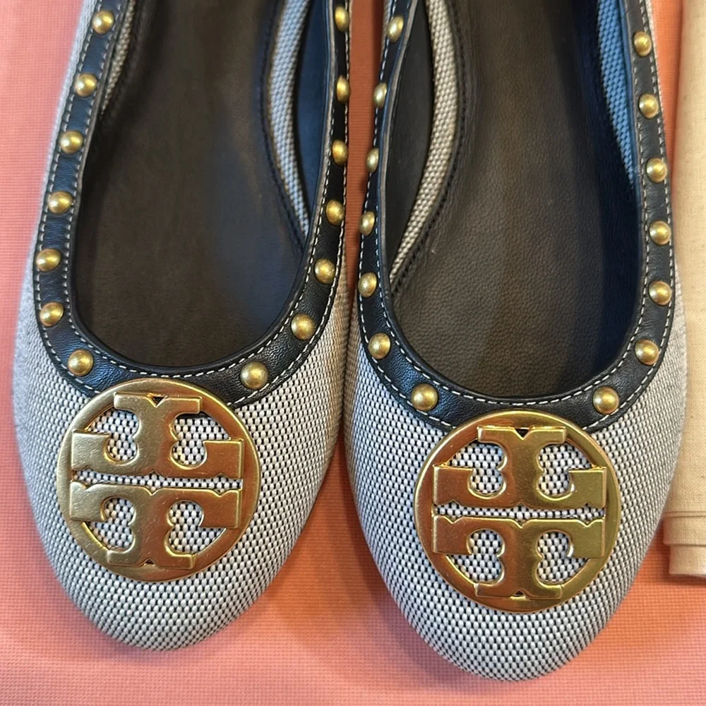 New Tory Burch Flat Shoes With Gold Logo. Size 7.